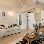 Poeticstay - Opera